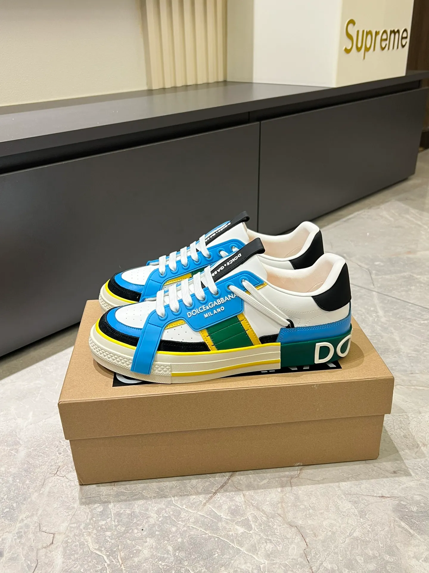 p480 Original order Couple model DG's new Custom 2.Zero sneakers combine the characteristic elements of the brand's two classic series, combining the simple and elegant silhouette of Portofino with the urban and capable attitude of Miami. Calfskin upper with contrasting details, micro-injection rubber logo on the side, laminated Dauphine leather heel, sheepskin lining, original outsole Size: Women's 35-40 (34, 41 can be ordered), Men's 38-44 (45, 46 can be customized)